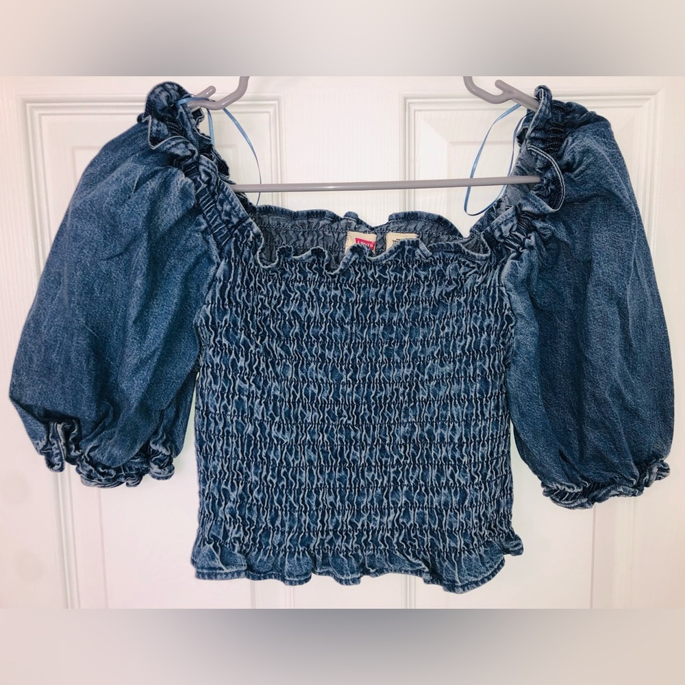 Levi’s smocked crop blouse (S)